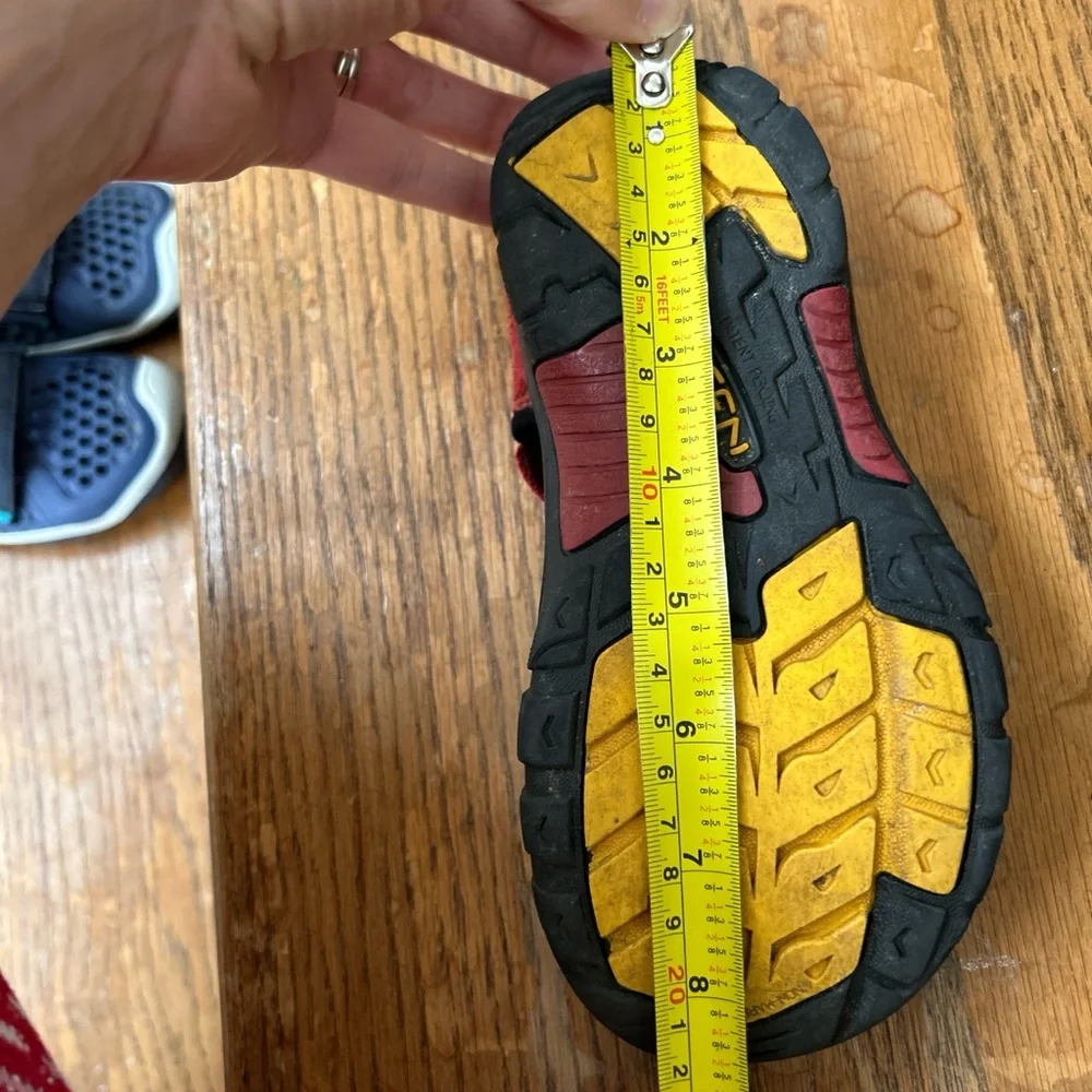 Keen kids red hiking sandals closed toe summer camp amphibious water shoes